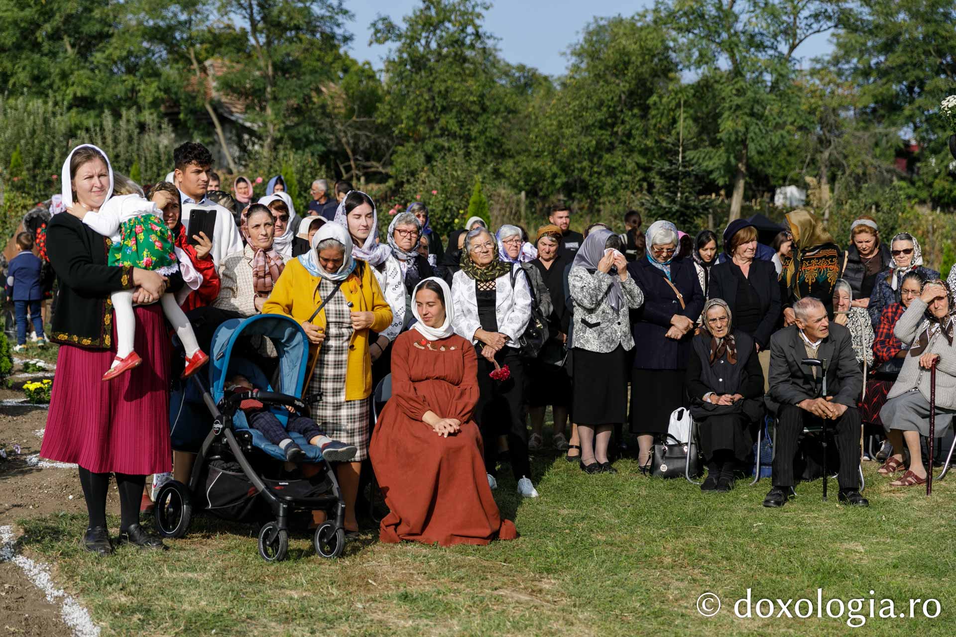 Credincioși la slujbă