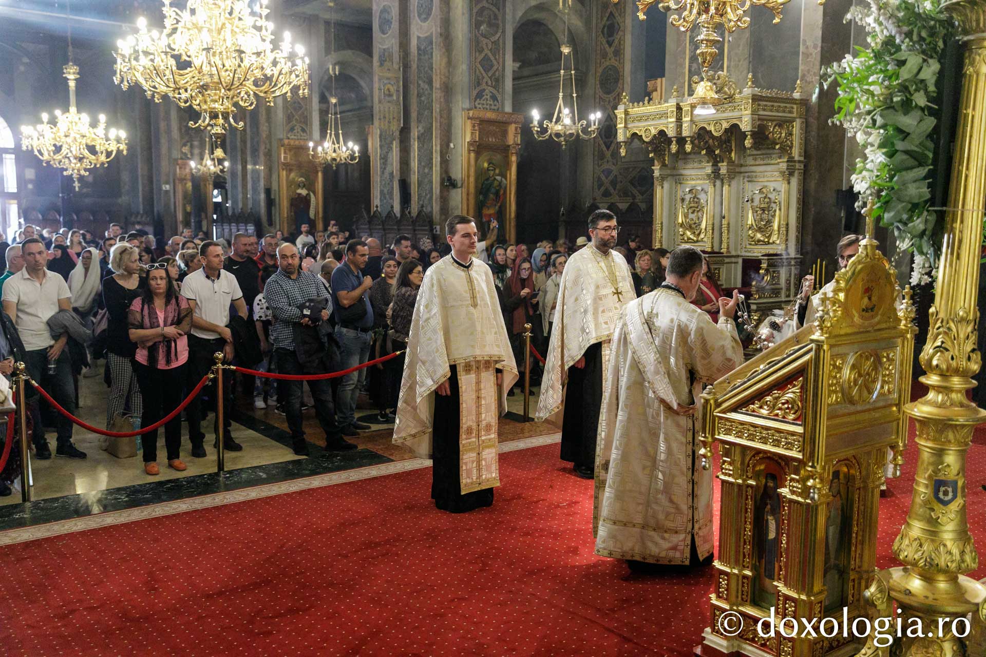 Slujbele din cadrul Hramului Sfintei Parascheva continuă în Catedrala Mitropolitană din Iași / Foto: pr. Silviu Cluci Slujbele din cadrul Hramului Sfintei Parascheva continuă în Catedrala Mitropolitană din Iași
