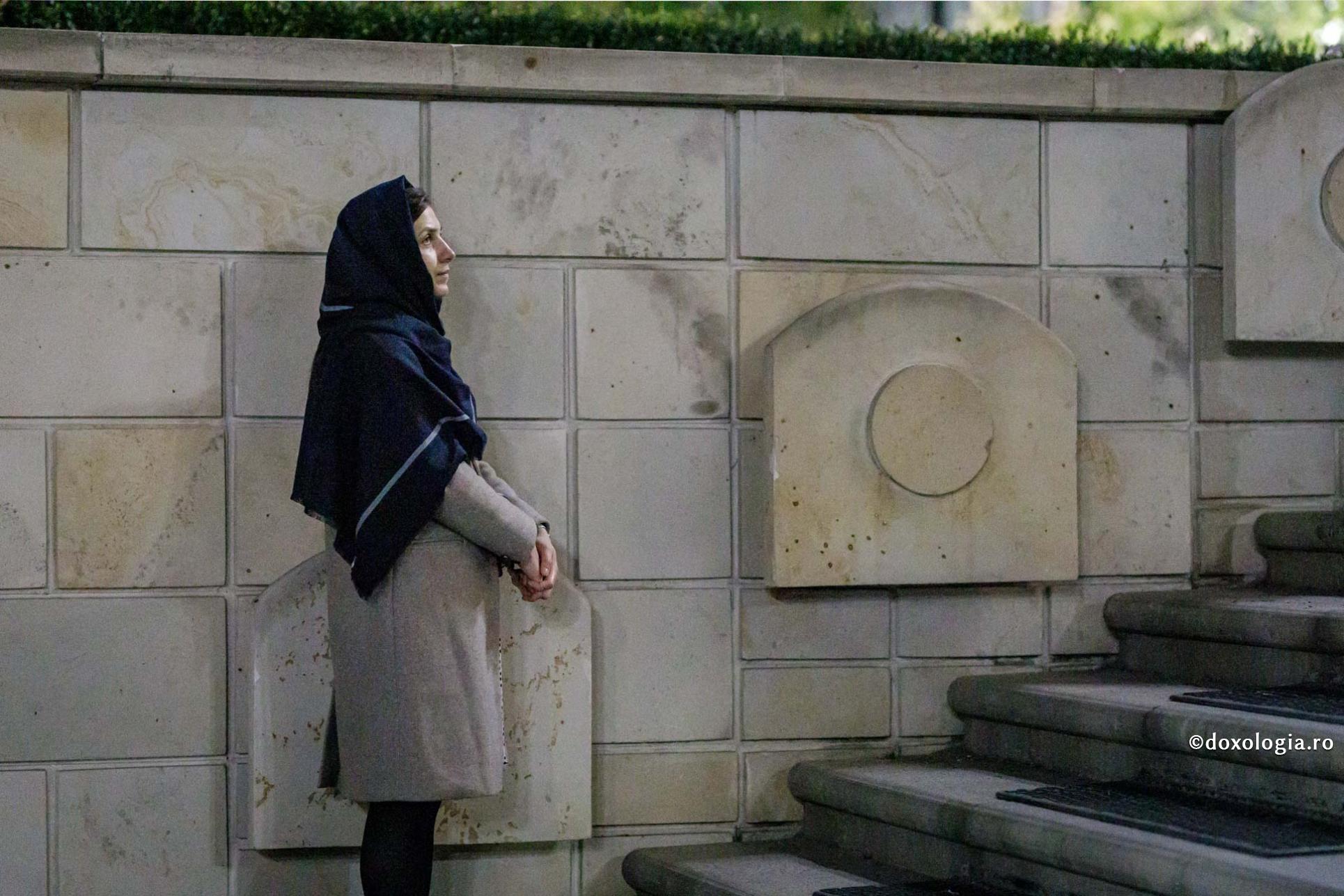 femeie cu capul acoperit