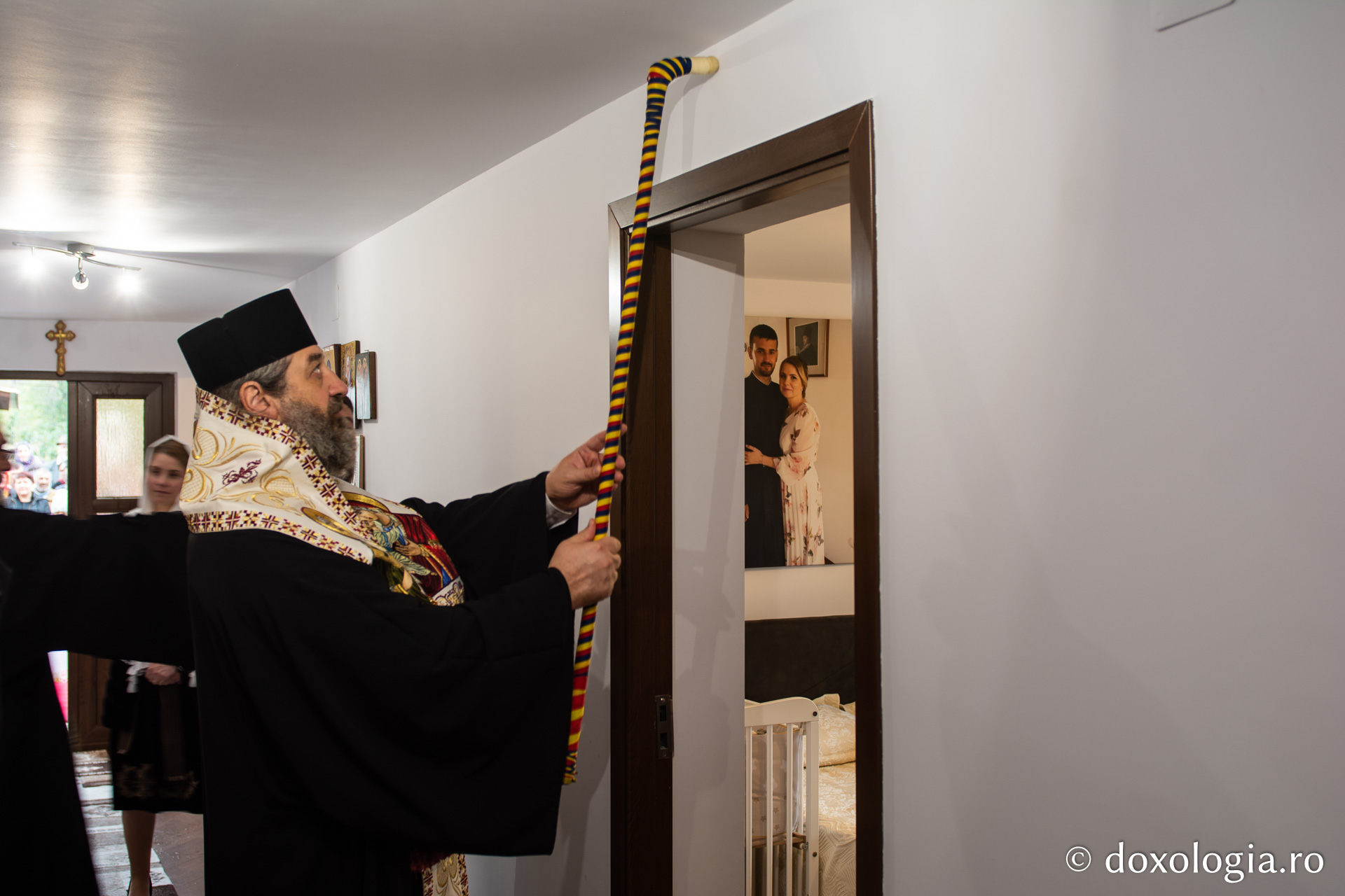 PS Nichifor Botoșăneanul a binecuvântat casa parohială din Buimăceni / Foto: Mihail Vrăjitoru PS Nichifor Botoșăneanul, sfințind casa parohială