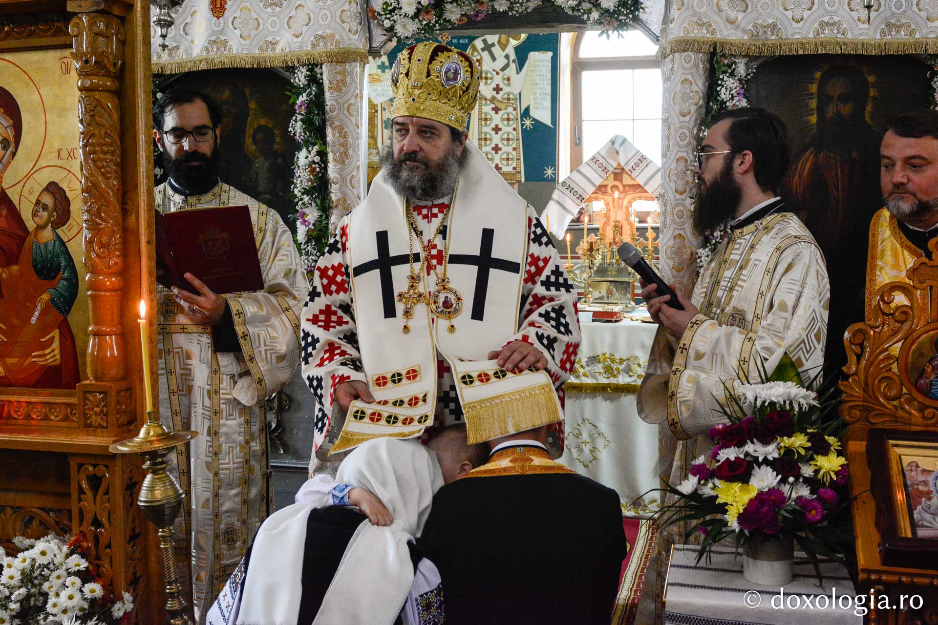 Părintele Lucian Cristian Coșofreț a fost hirotesit de întru iconom / Foto: Mihail Vrăjitoru Hirotesie
