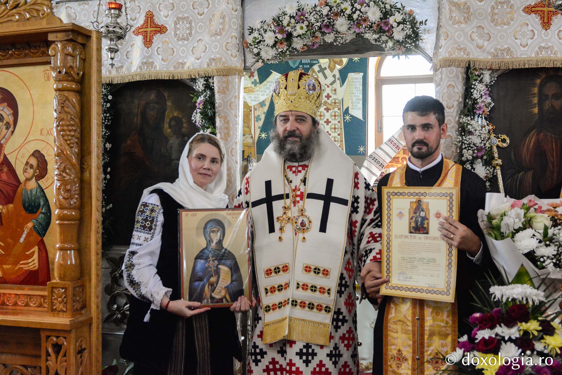 PS Nichifor Botoșăneanul, alături de preotul paroh și preoteasă