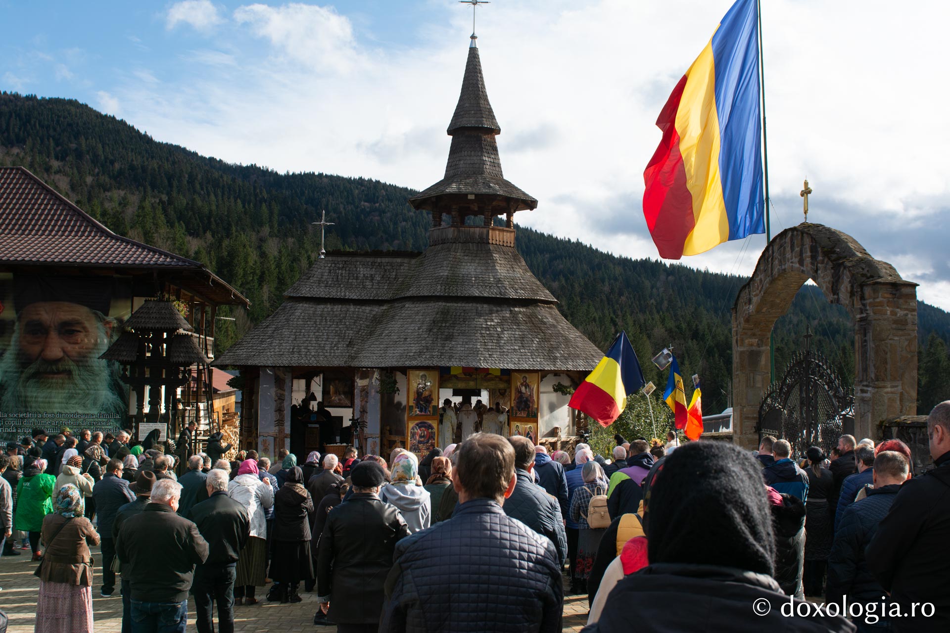 Credincioși, participând la Sfânta Liturghie