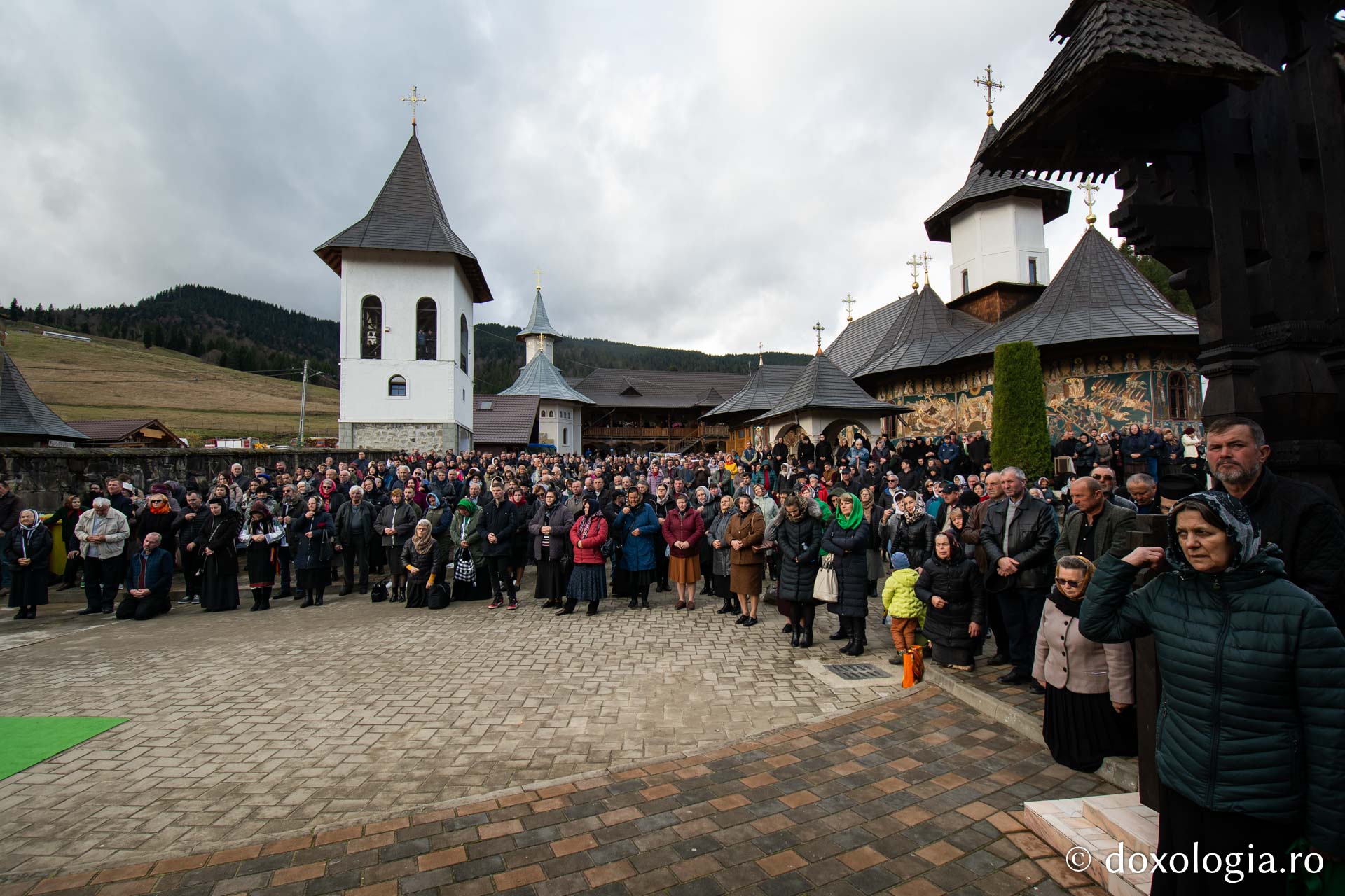 Pelerini la Mănăstirea Petru Vodă