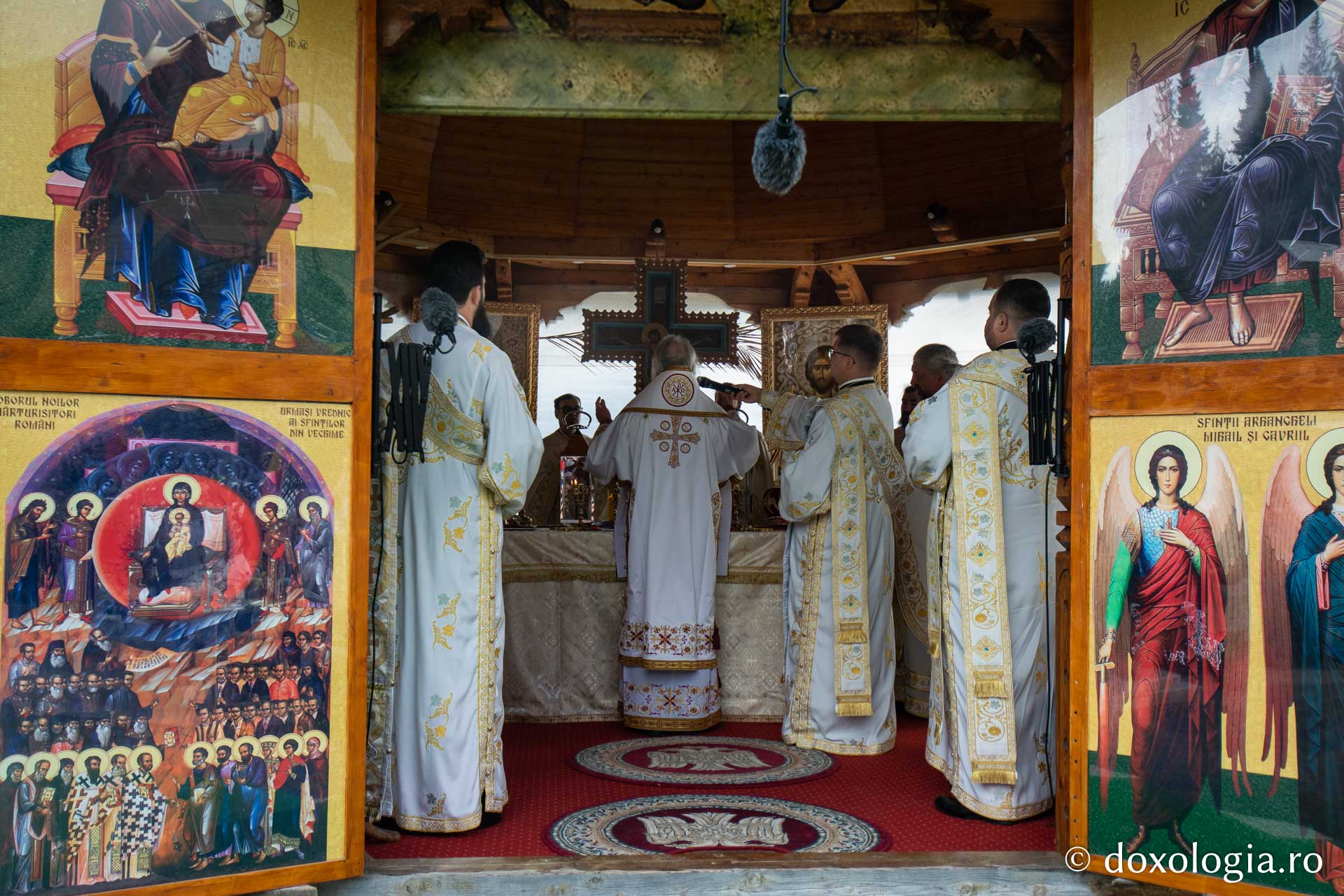 IPS Teofan, sâvârșind Sfânta Liturghie