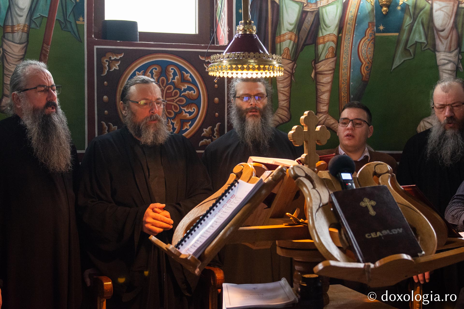 Monahi care cânta la strană