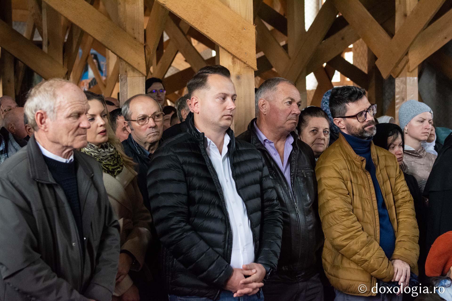 Credincioși, participând la Sfânta Liturghie