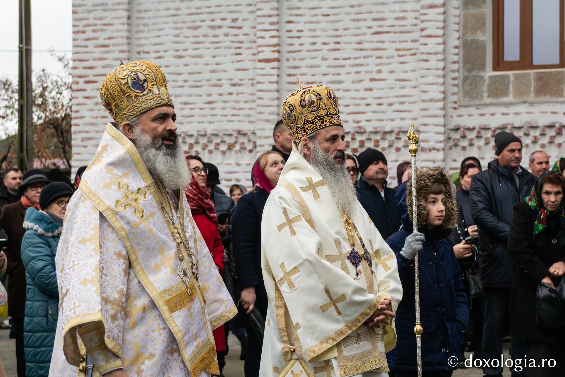 IPS Teofan, alături de PS Antonie, săvârșind Sfânta Liturghie