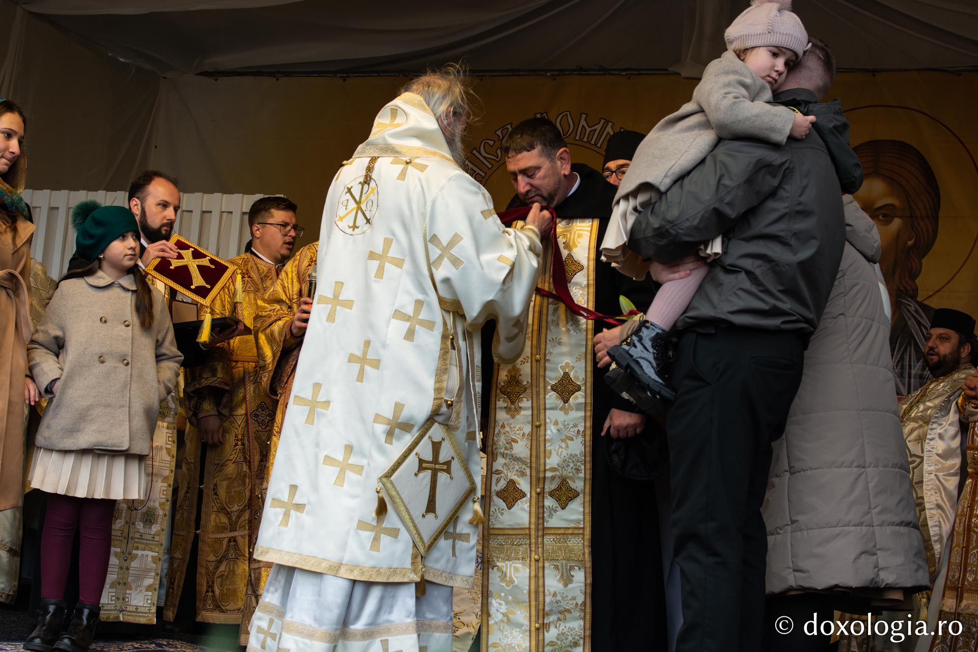 Hirotesie întru iconom stavrofor