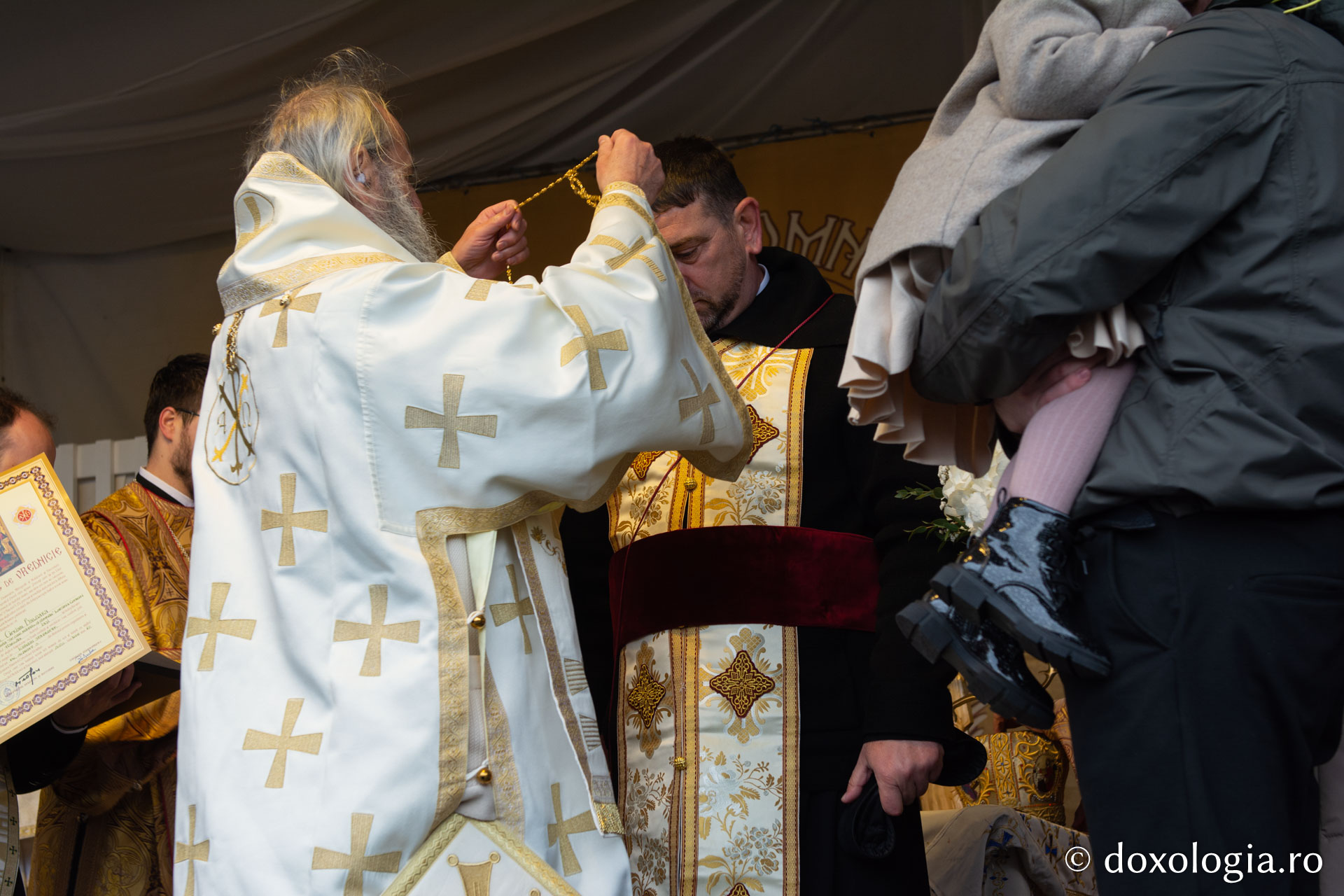 Hirotesie întru iconom stavrofor