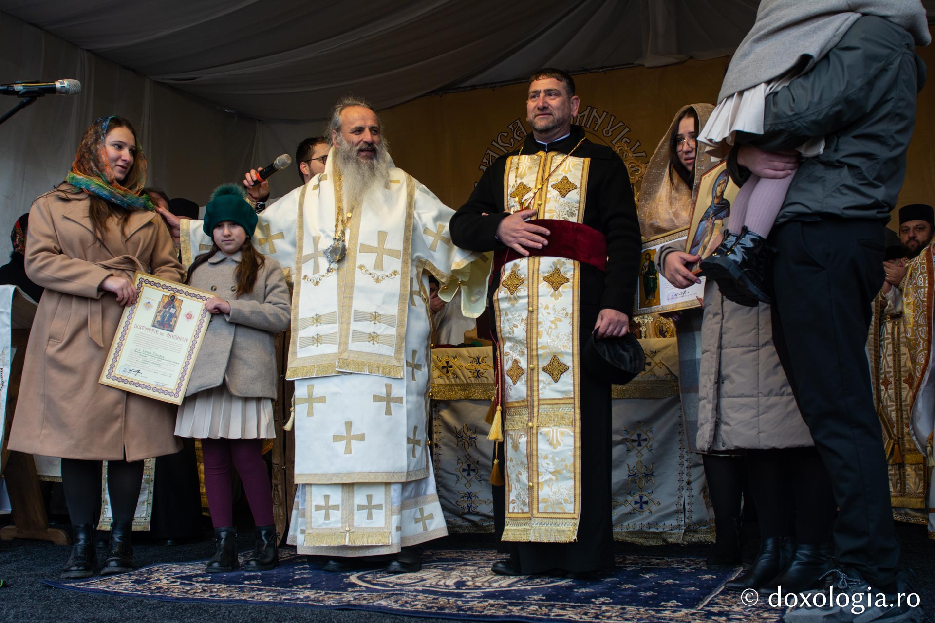 Hirotesie întru iconom stavrofor