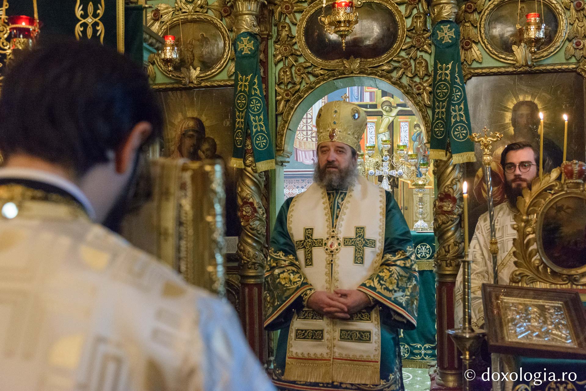 Moment din Sfânta Liturghie arhierească la Sfinții Voievozi Roșca