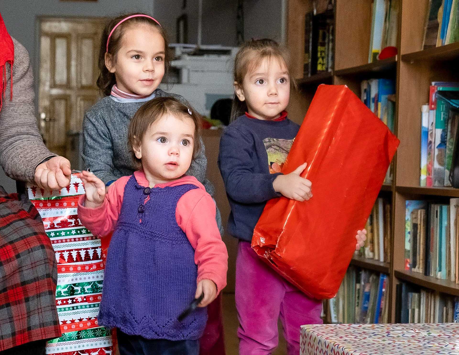 Copii cu cadouri în mâini