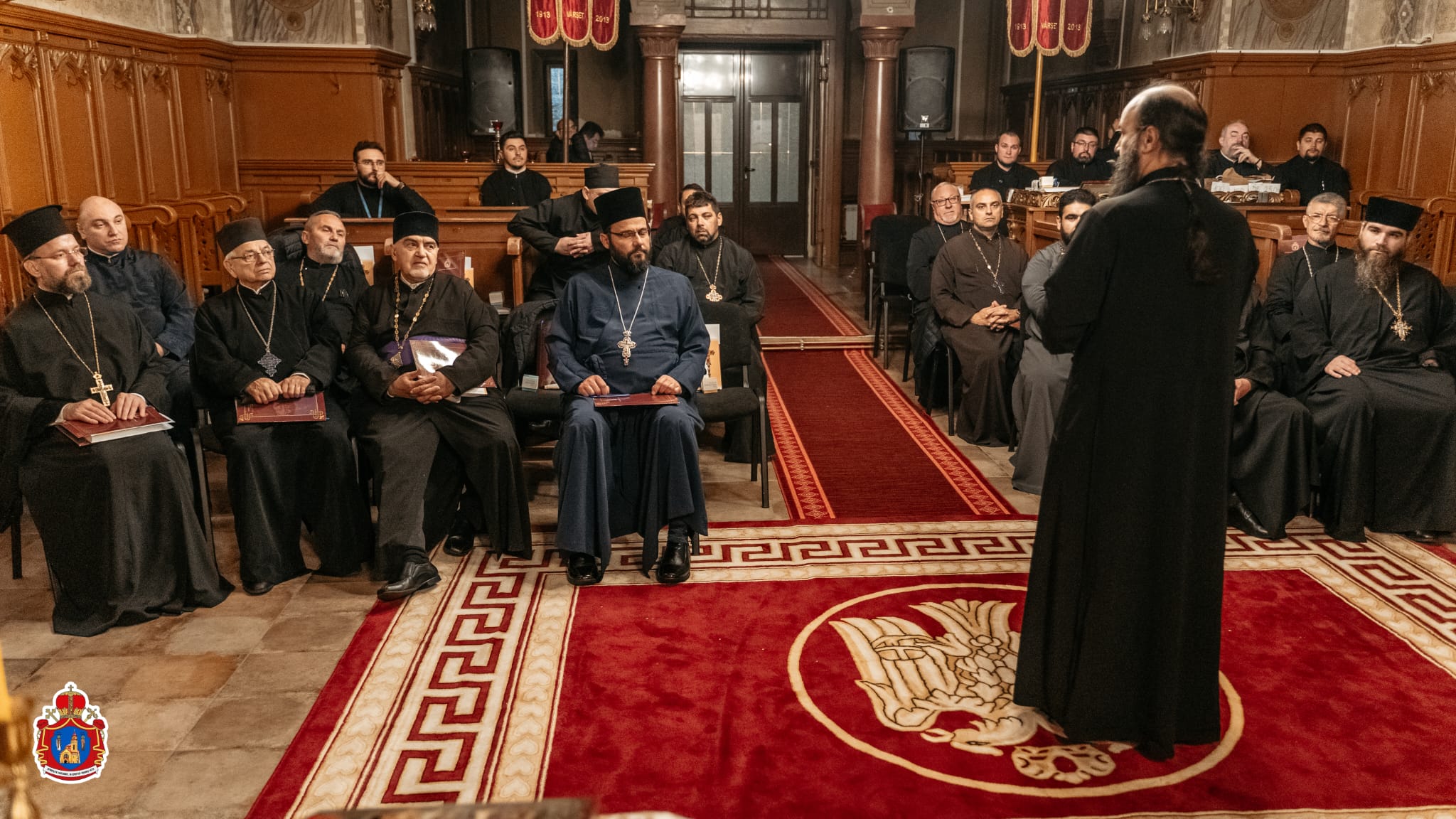 Arhimandritul Hrisostom Rădășanu vorbindu-le preoților