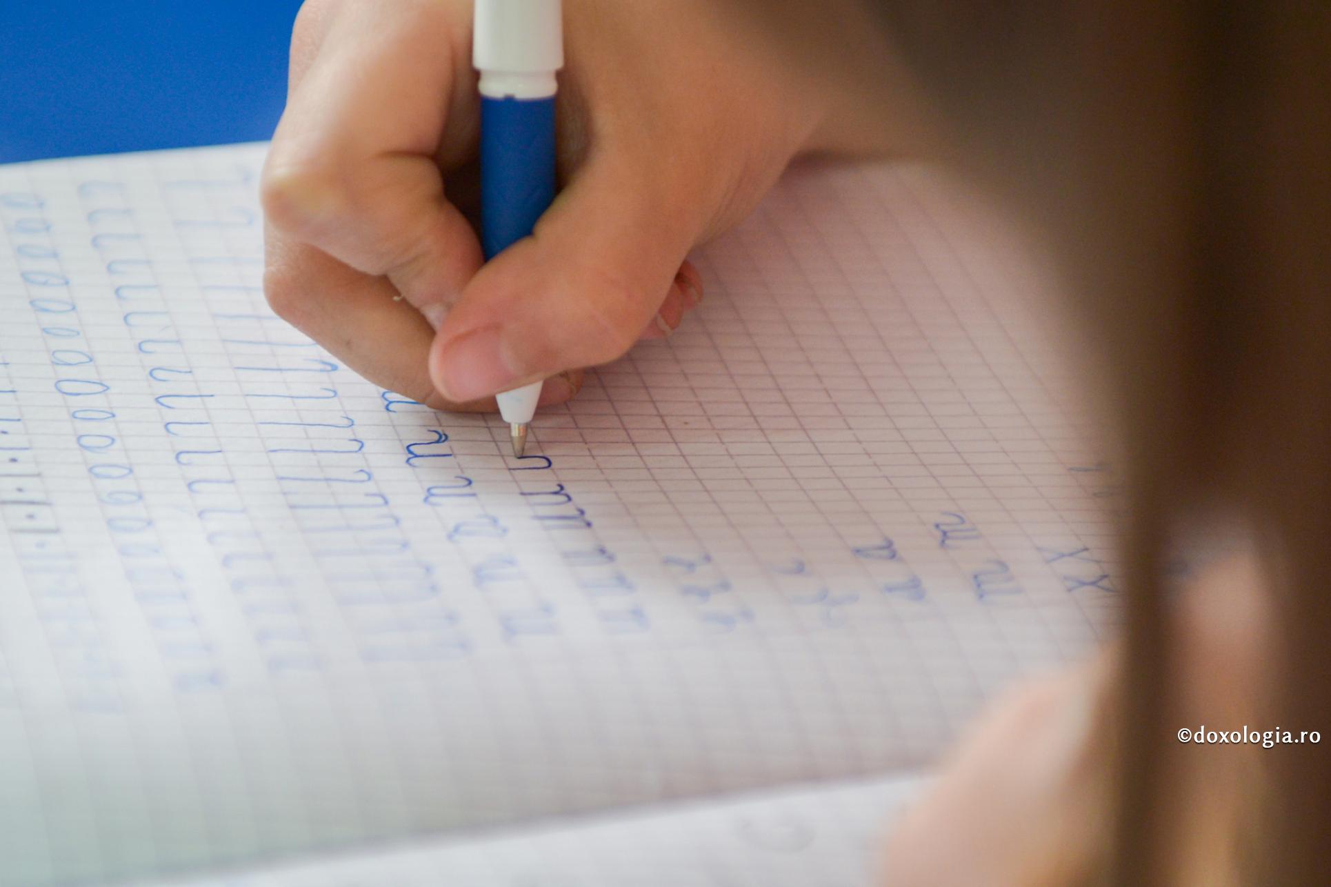 Scrisul de mână în era digitală / Foto: Oana Nechifor elev scriind