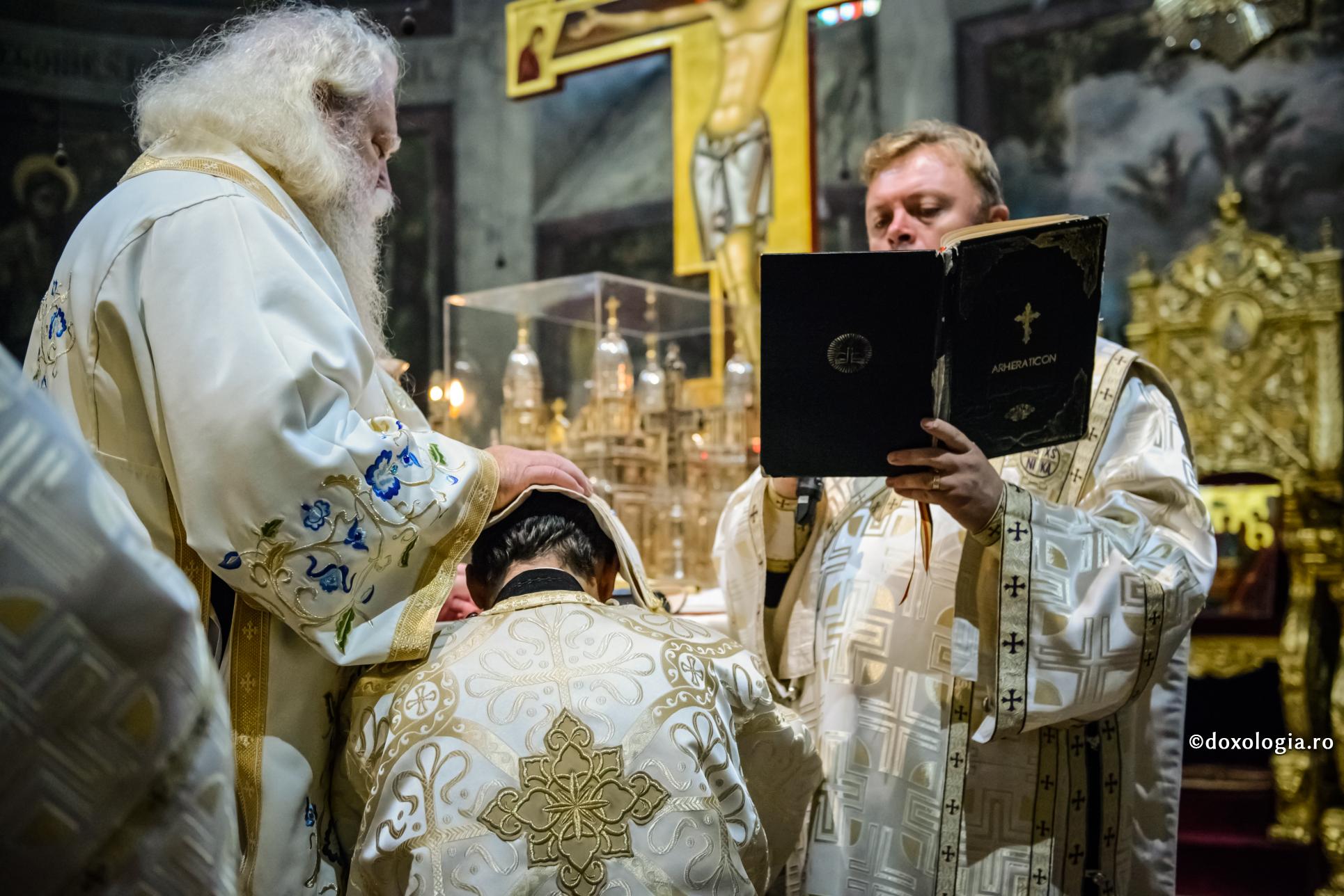 Punerea mainilor - preotie IPS Calinic