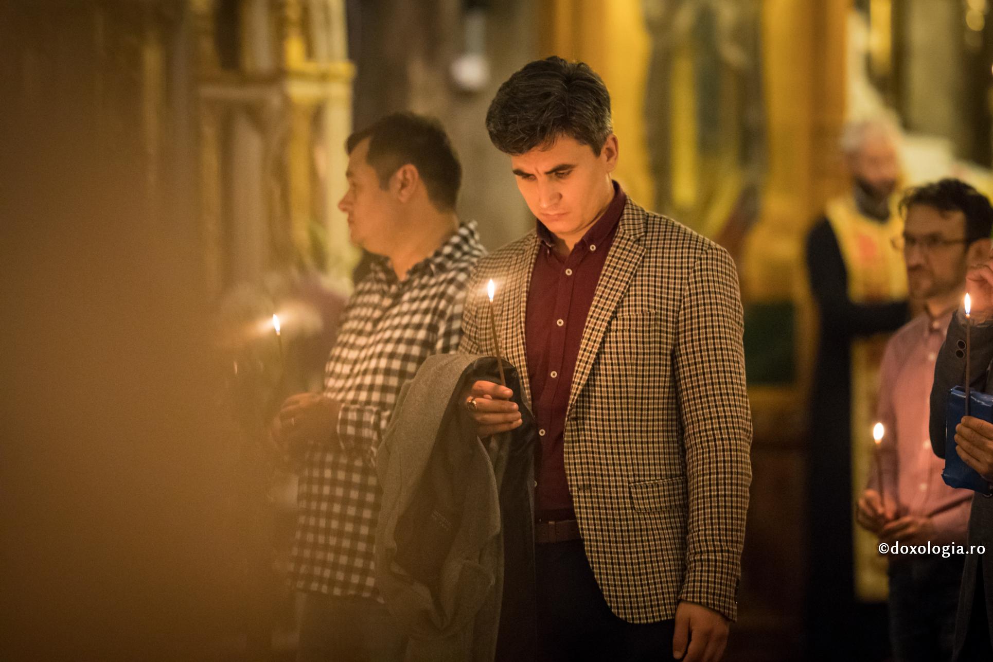 bărbat cu lumânare aprinsă în mână