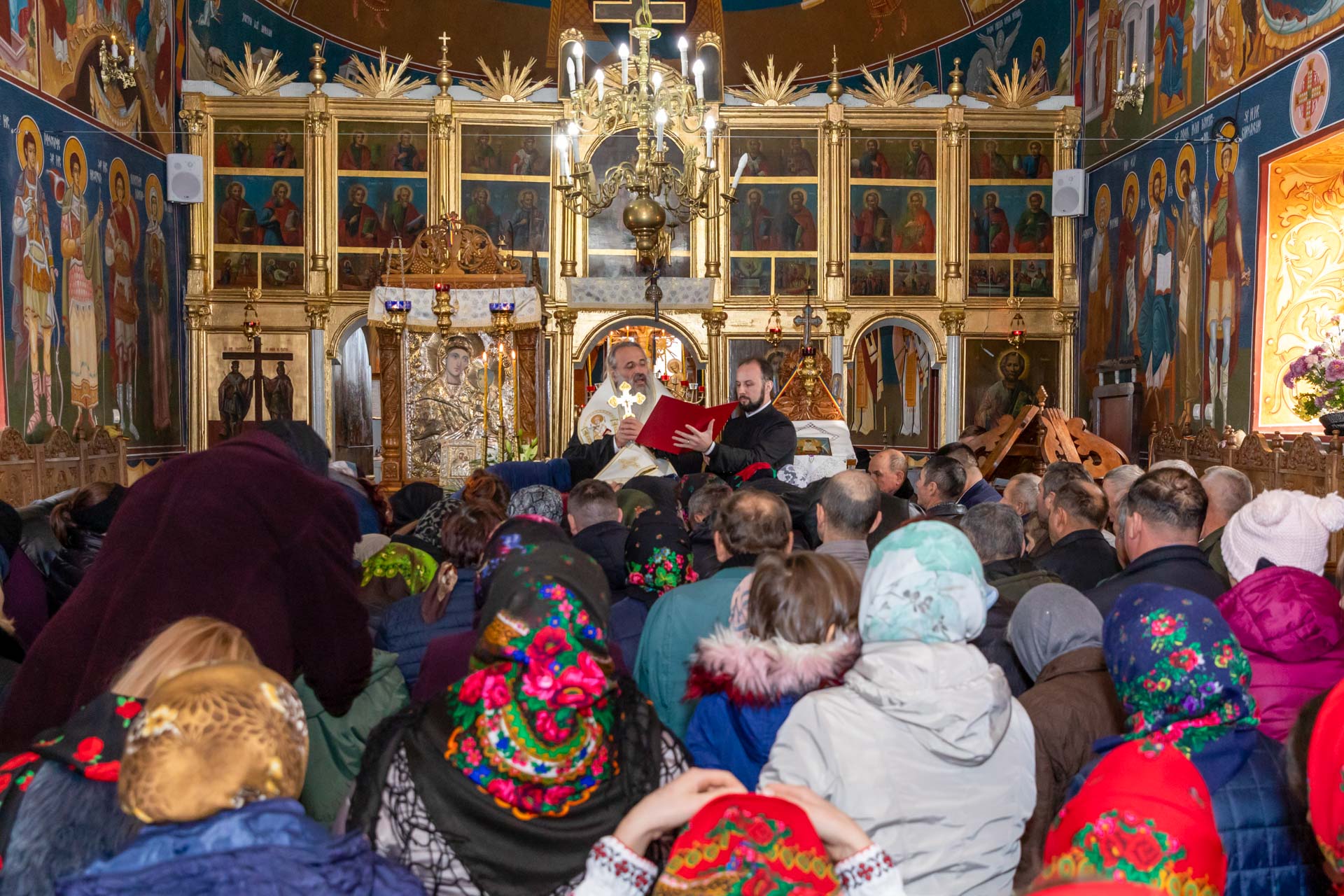 IPS Teofan, citind rugăciuni