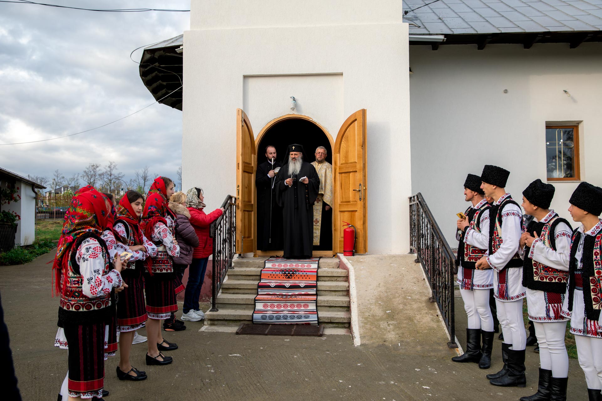 IPS Teofan, la Parohia „Sfântul Nicolae” Arama