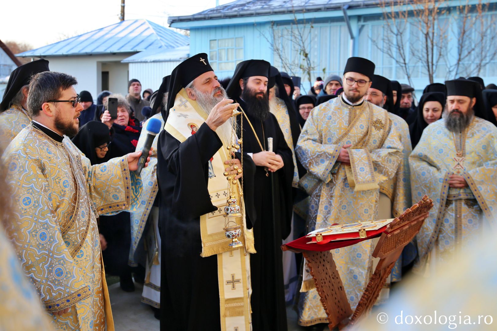 IPS Teofan săvârșind slujba de resfințire