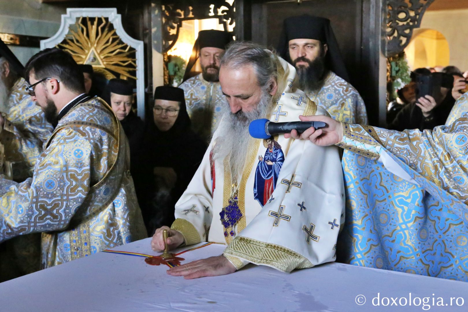 IPS Teofan, sfințind altarul Bisericii „Nașterea Sfântului Ioan Botezătorul” Văratec