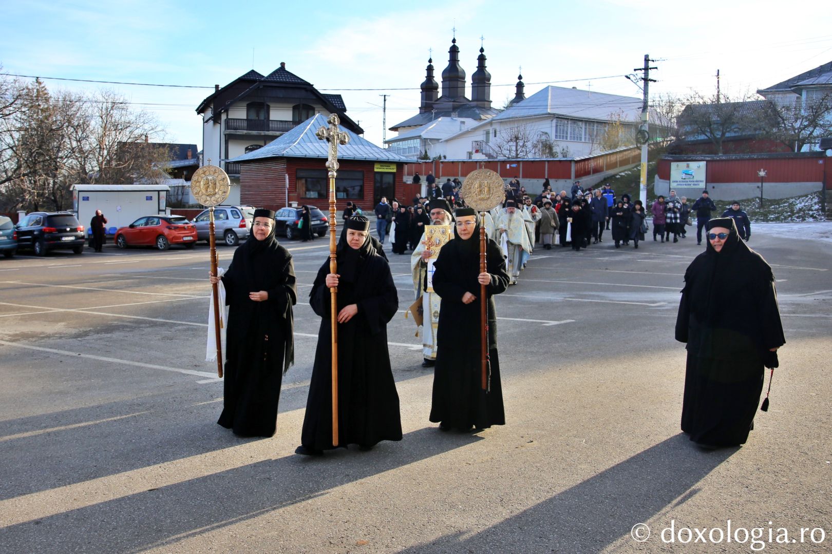 Clericii, obștea monahală și credincioșii, în procesiune spre Biserica Mănăstirii Văratec