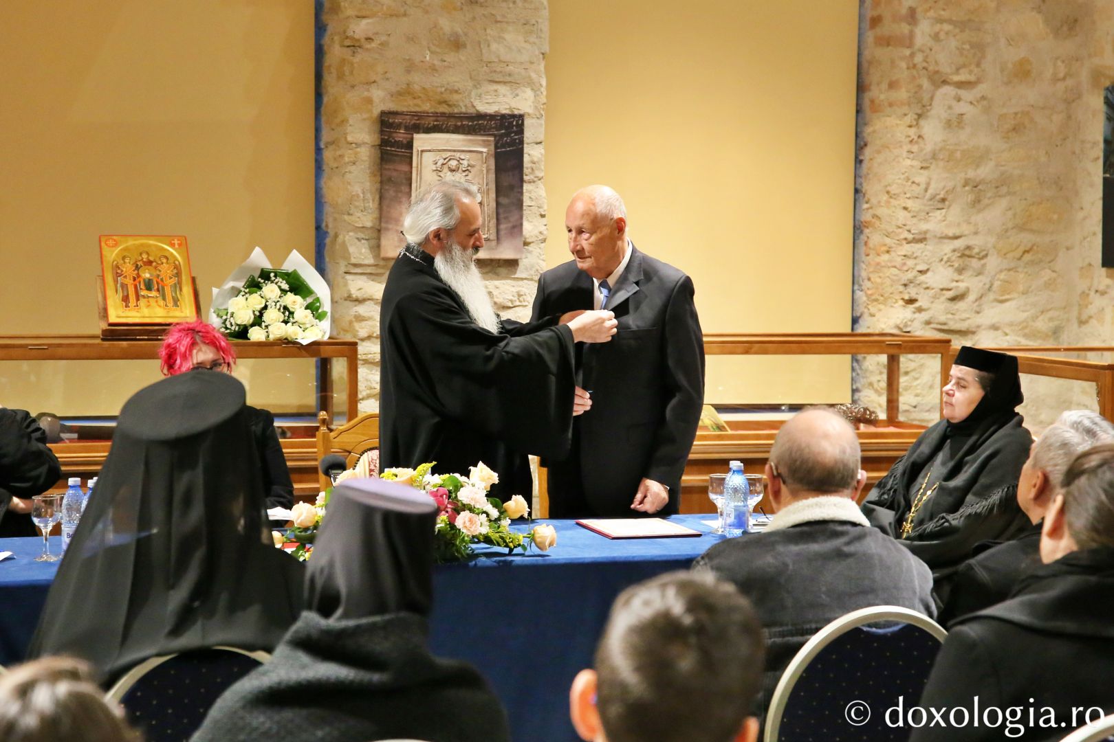 Scriitorul Grigore Ilisei, primind din partea Patriarhului Daniel, prin intermediul Părintelui Mitropolit Teofan, Ordinul „Sfântul Ierarh Antim Ivireanul” / Foto: Flavius Popa