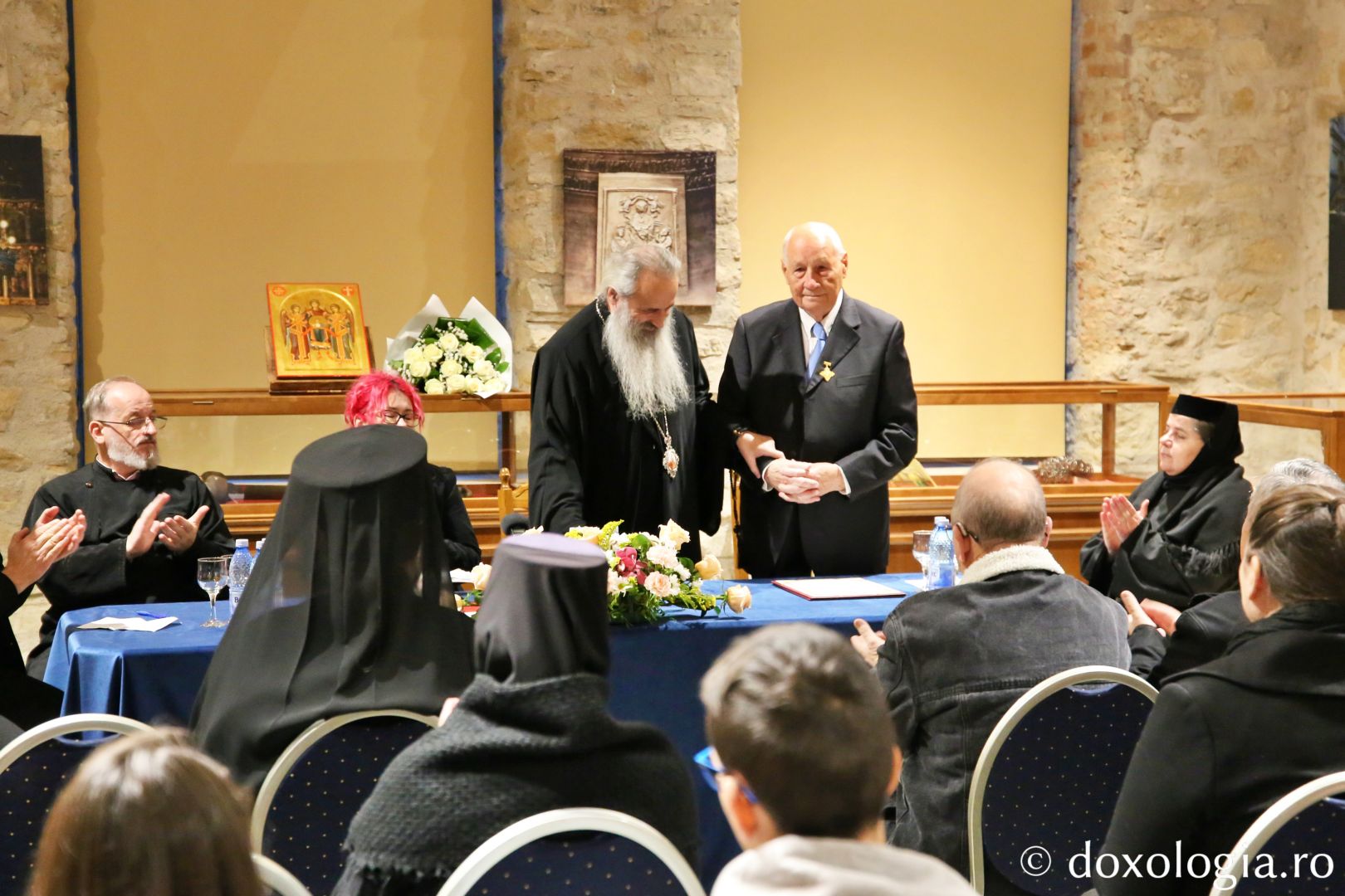 Scriitorul Grigore Ilisei, primind din partea Patriarhului Daniel, prin intermediul Părintelui Mitropolit Teofan, Ordinul „Sfântul Ierarh Antim Ivireanul” / Foto: Flavius Popa