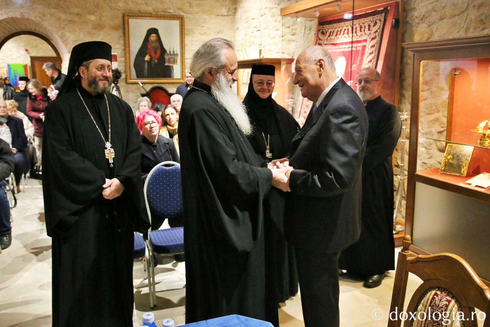 Înaltpreasfințitul Părinte Mitropolit Teofan, alături de scriitorul Grigore Ilisei / Foto: Flavius Popa