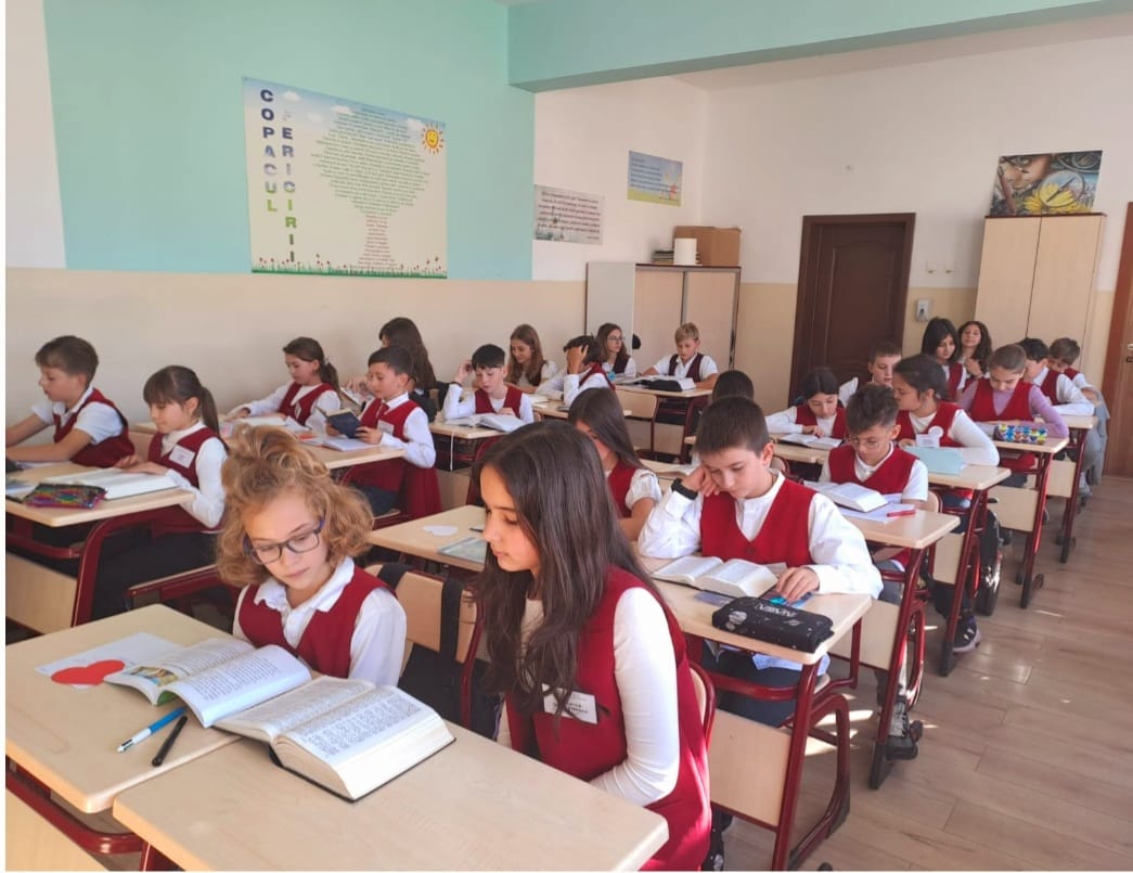 copii în sala de clasă