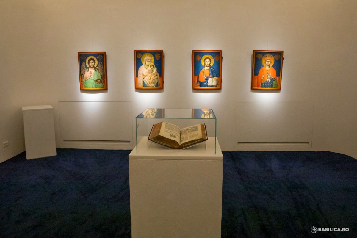 Colecția lui Peter Petersen include mai multe icoane ale Sfintei Parascheva, la care are o evlavie deosebită, dar și numeroase cărți liturgice, unele adevărate monumente ale literaturii române / Foto: basilica.ro Colecția lui Peter Petersen