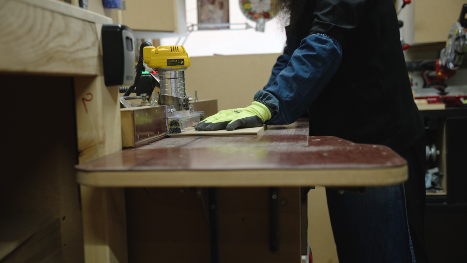 Părintele Ghelasie în atelierul de litografie al Mănăstirii Sihăstria