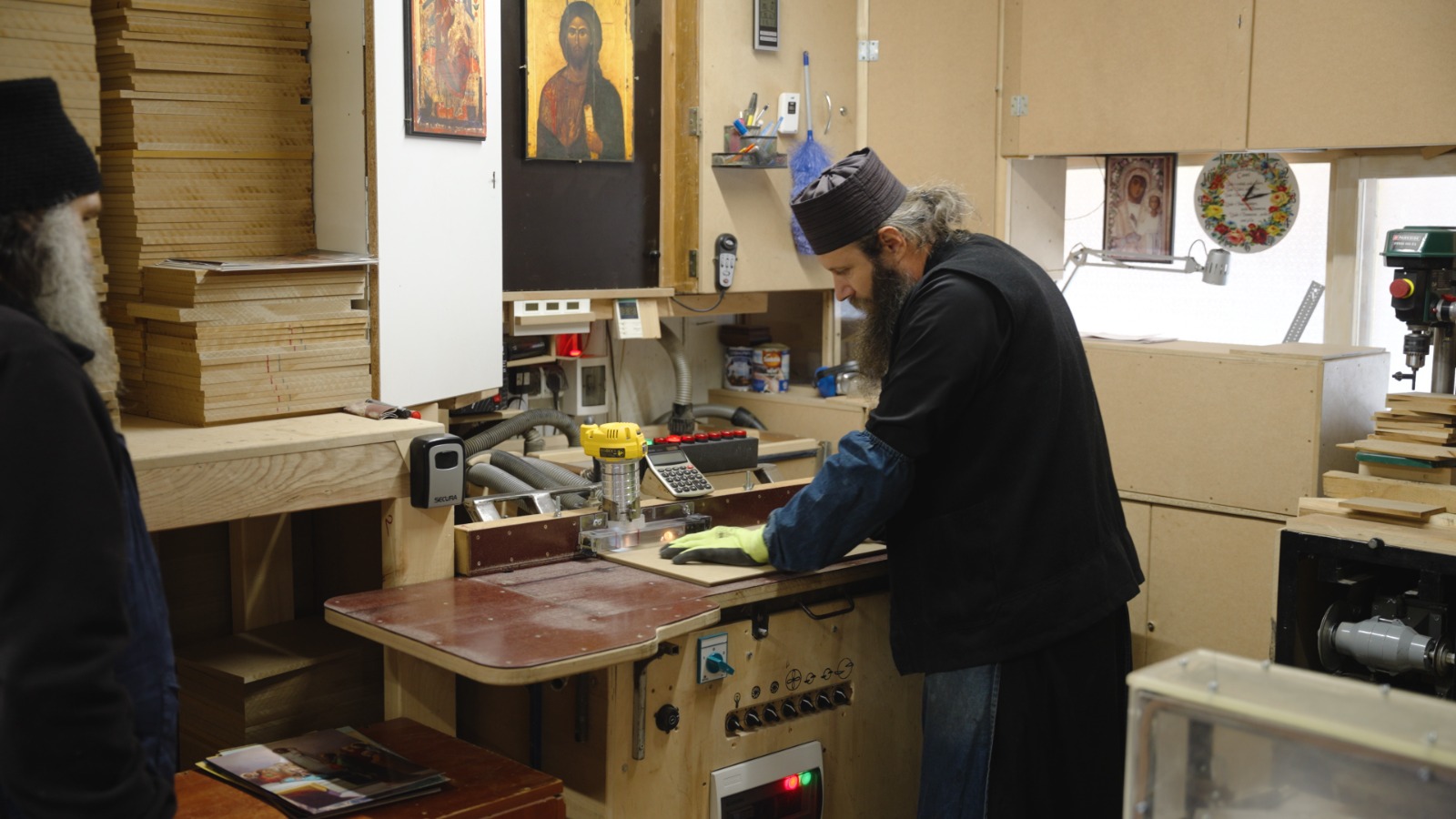 Părintele Ghelasie alături de un frate din obște