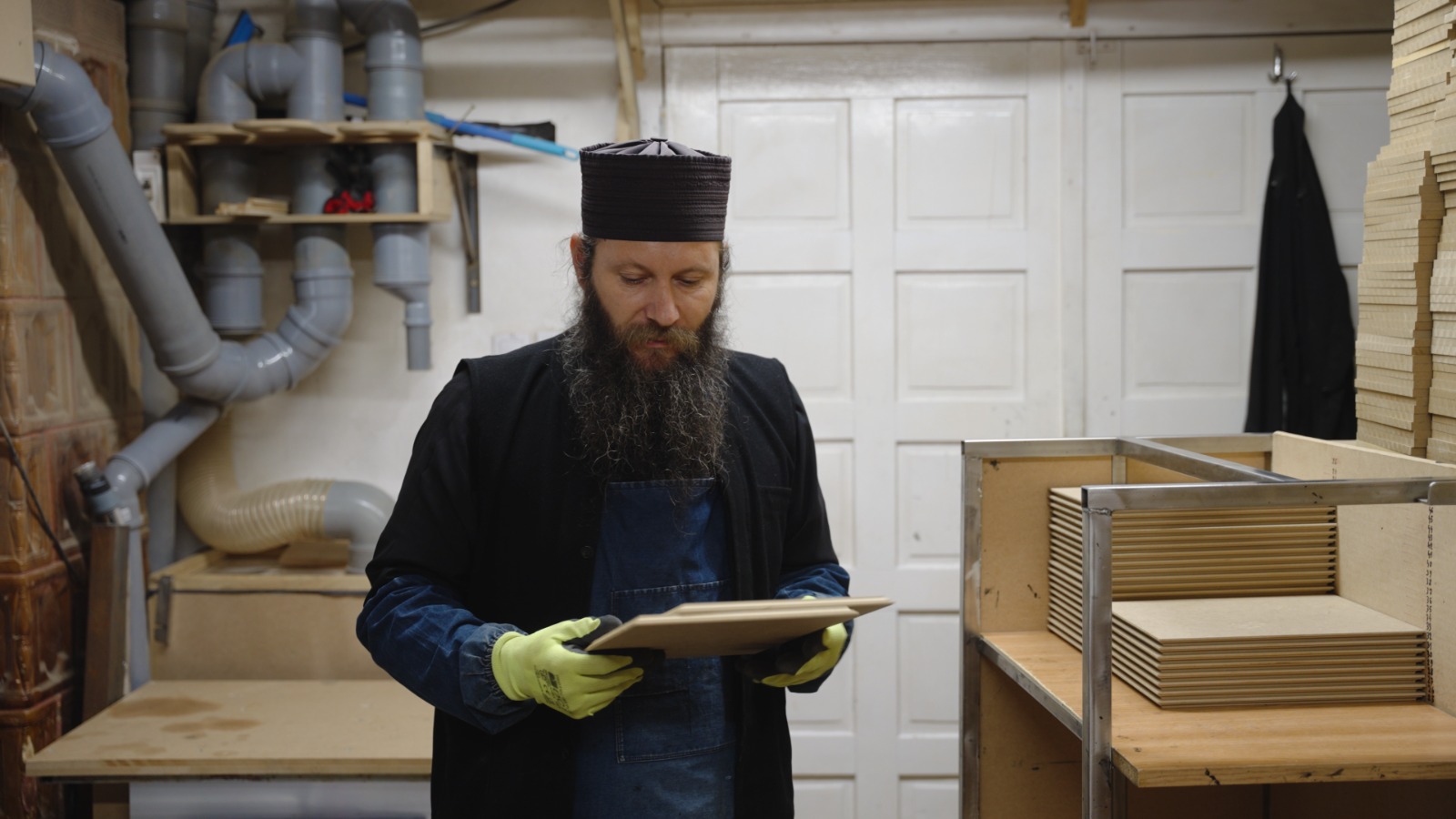 Părintele Ghelasie în atelierul de litografie al Mănăstirii Sihăstria