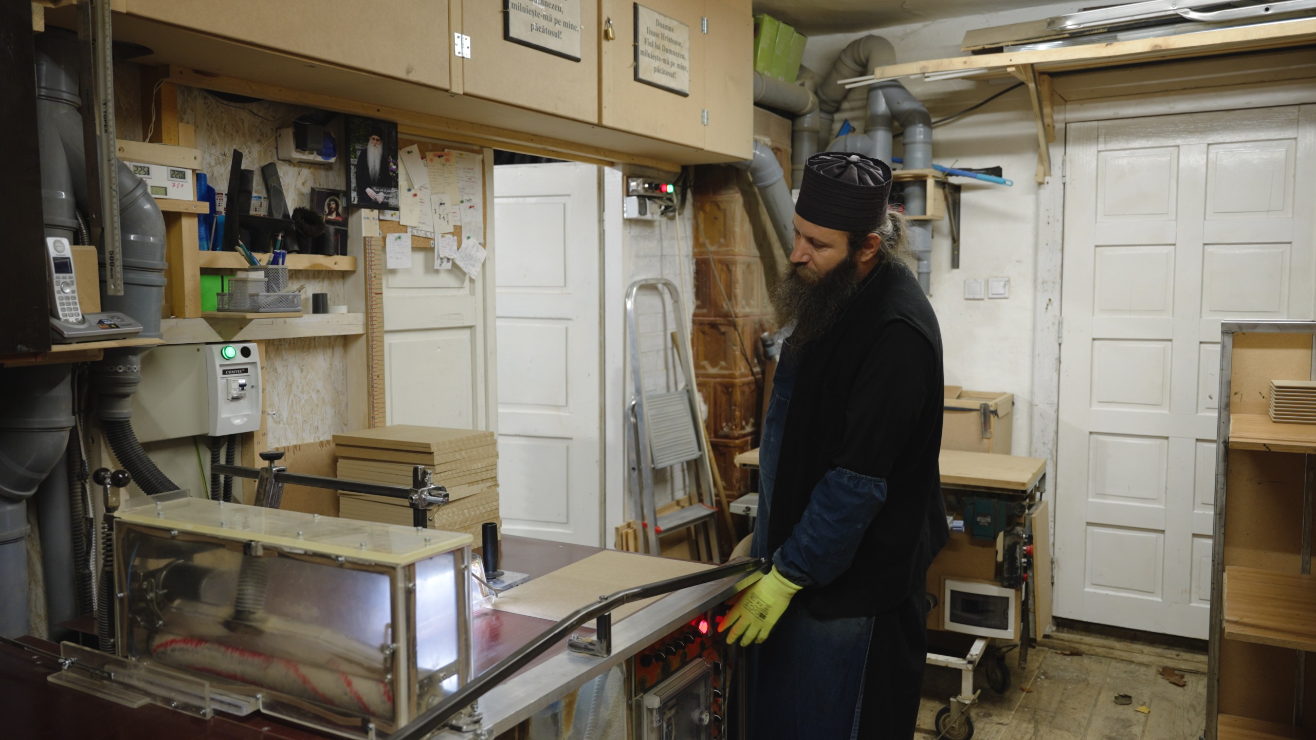 Părintele Ghelasie în atelierul de litografie al Mănăstirii Sihăstria