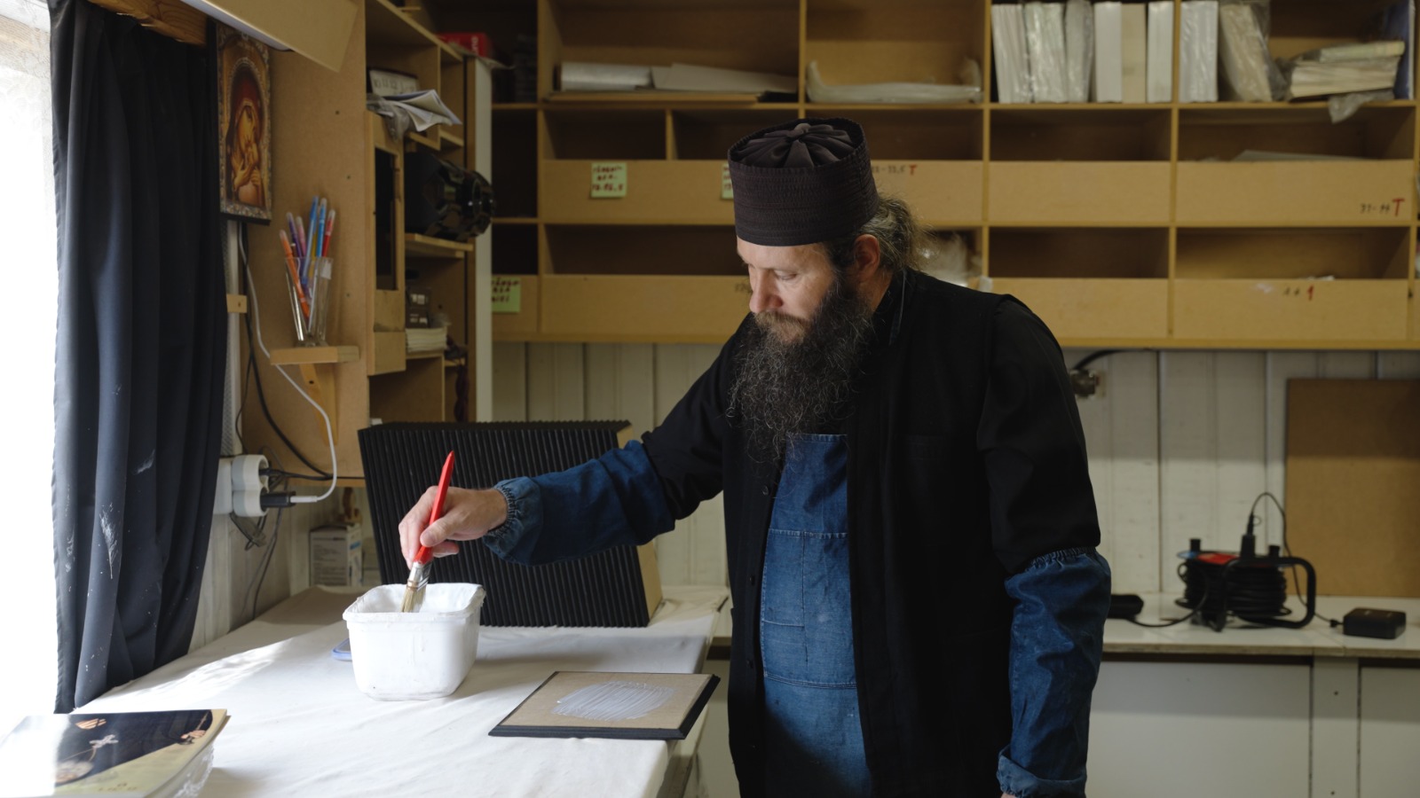 Părintele Ghelasie în atelierul de litografie al Mănăstirii Sihăstria