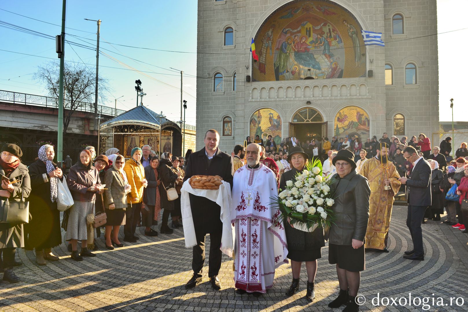 Clericii și credincioșii Parohiei „Sfântul Nectarie” din Iași, întâmpinându-l pe PS Nichifor Botoșăneanul / Foto: Lucian Ducan