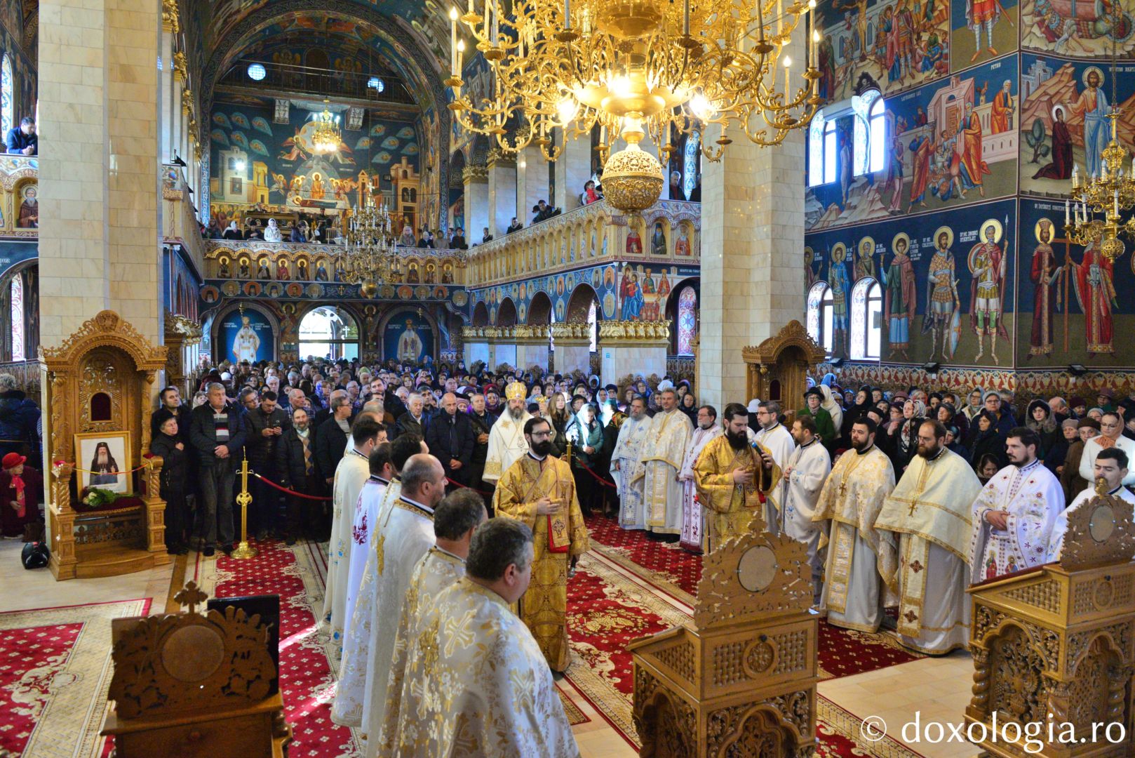 PS Nichifor Botoșăneanul slujind la Biserica „Sfântul Nectarie” din Iași, cu prilejul hramului / Foto: Lucian Ducan