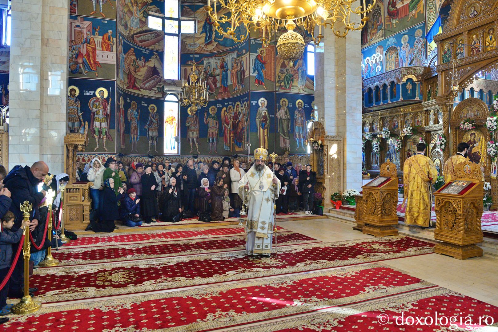 PS Nichifor Botoșăneanul slujind la Biserica „Sfântul Nectarie” din Iași, cu prilejul hramului / Foto: Lucian Ducan