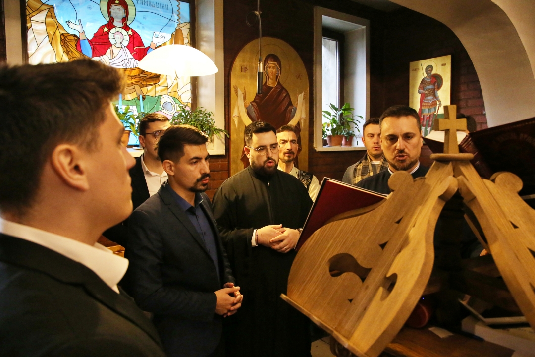 Un grup de psalți, oferind răspunsurile liturgice la Sfânta Liturghie de la Biserica „Izvorul Tămăduirii” CUG / Foto: Flavius Popa