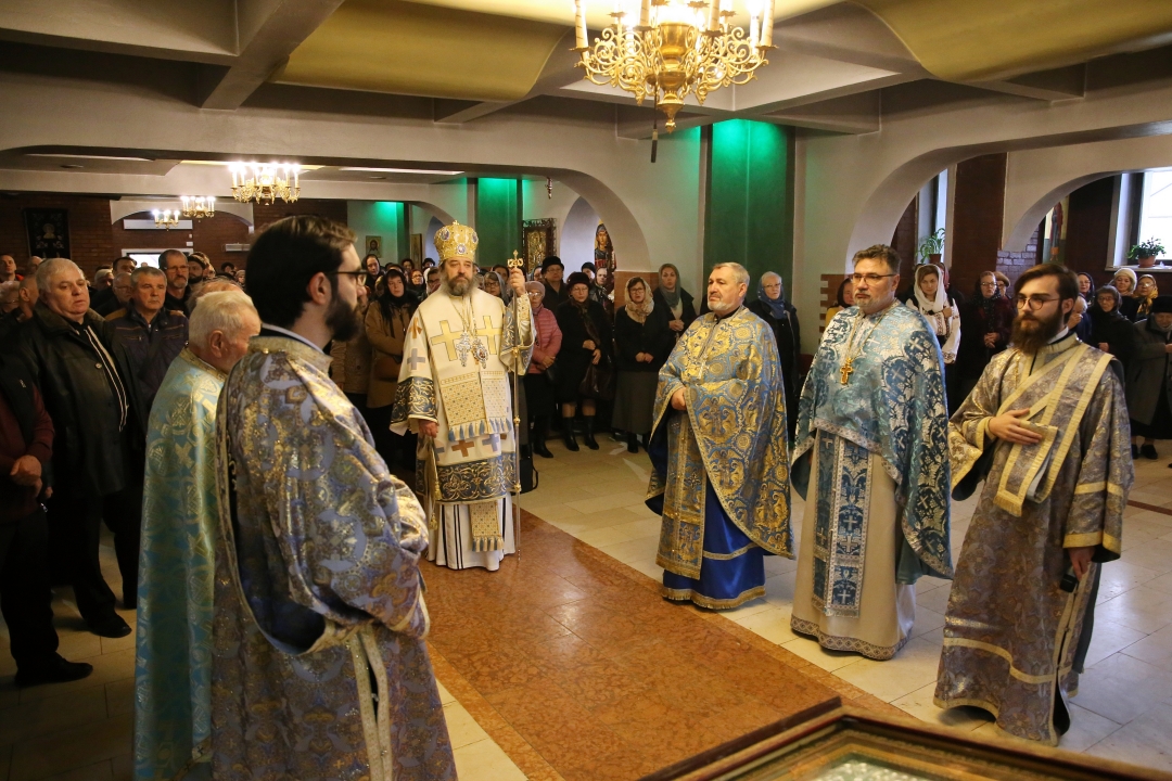 PS Nichifor Botoșăneanul, dimpreună cu un sobor de preoți și diaconi, la cel de-al doilea hram al Parohiei „Izvorul Tămăduirii” CUG Iași / Foto: Flavius Popa