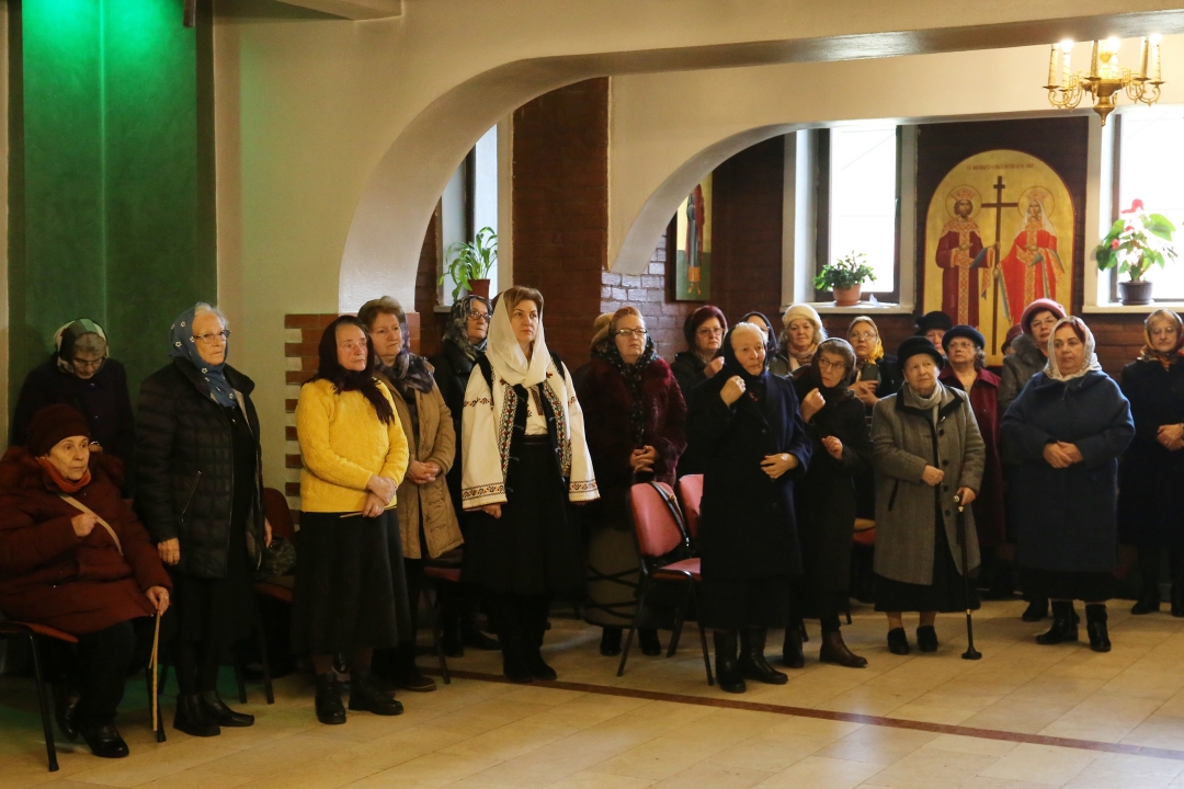 Credincioșii Parohiei „Izvorul Tămăduirii” CUG Iași, rugându-se la Sfânta Liturghie / Foto: Flavius Popa
