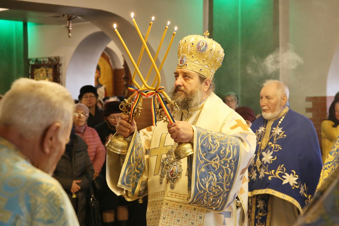 PS Nichifor Botoșăneanul, dimpreună cu un sobor de preoți și diaconi, la cel de-al doilea hram al Parohiei „Izvorul Tămăduirii” CUG Iași / Foto: Flavius Popa