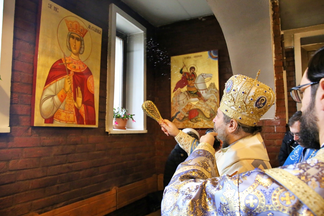 PS Nichifor Botoșăneanul, sfințind o icoană din cadrul paraclisului Parohiei „Izvorul Tămăduirii” CUG Iași / Foto: Flavius Popa