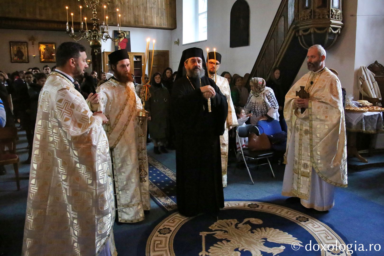 PS Nichifor Botoșăneanul, dimpreună cu un sobor de clerici, săvârșind Sfânta Liturghie la Biserica „Metocul Maicilor” / Foto: Flavius Popa