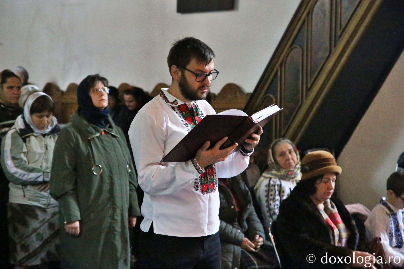 Un tânăr de la strană, citind pericopa din Apostol / Foto: Flavius Popa