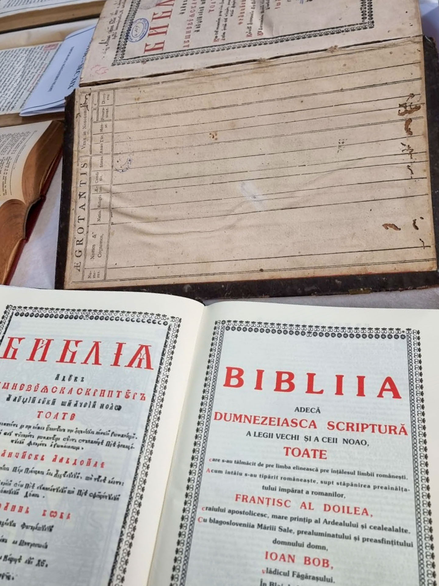 Expoziție inedită de carte veche, dedicată Sfintei Scripturi, la Seminarul Teologic „Veniamin Costachi” de la Mănăstirea Neamț Sfânta Scriptură
