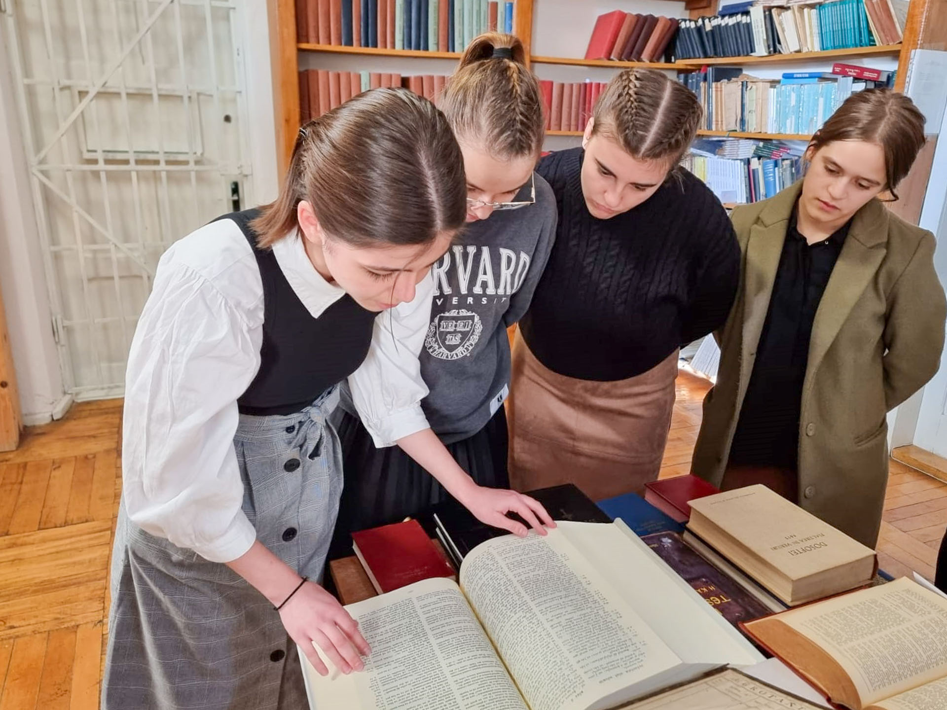 Expoziție inedită de carte veche, dedicată Sfintei Scripturi, la Seminarul Teologic „Veniamin Costachi” de la Mănăstirea Neamț Expoziție de carte