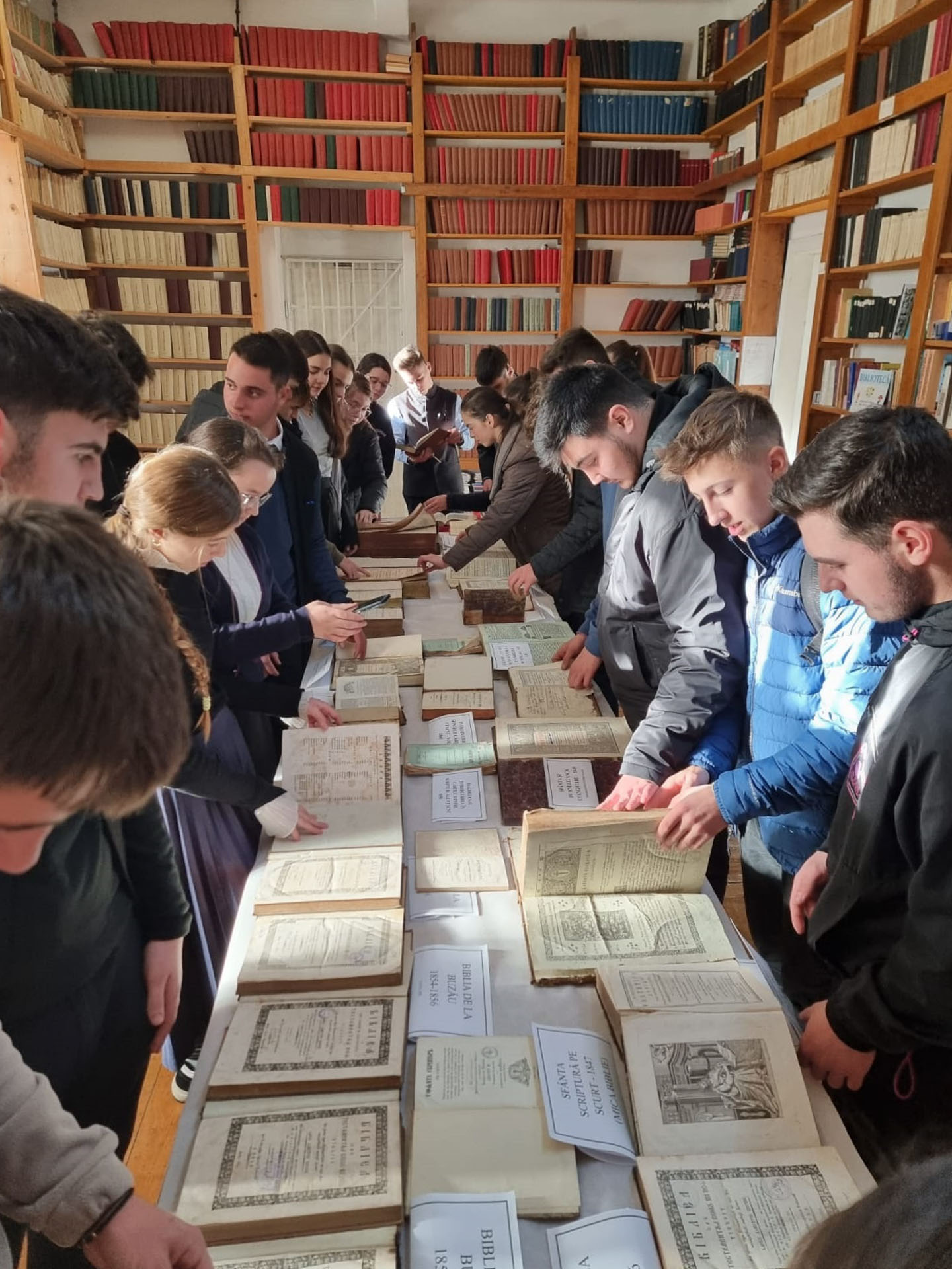 Expoziție inedită de carte veche, dedicată Sfintei Scripturi, la Seminarul Teologic „Veniamin Costachi” de la Mănăstirea Neamț Expoziție de carte