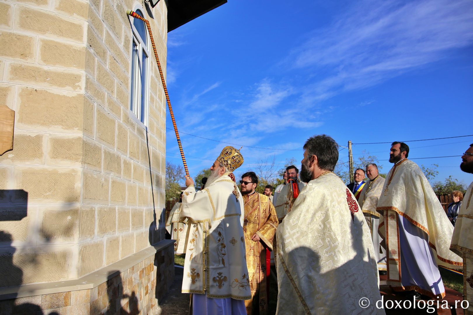 IPS Teofan, sfințind Biserica „Duminica Tuturor Sfinților” Căuești / Foto: Flavius Popa